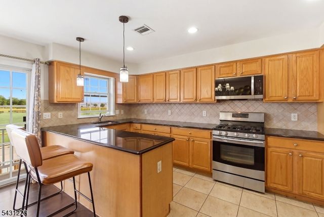 7 Harbor Front Ct. Unit C7 C7, Elizabeth City, NJ 07206