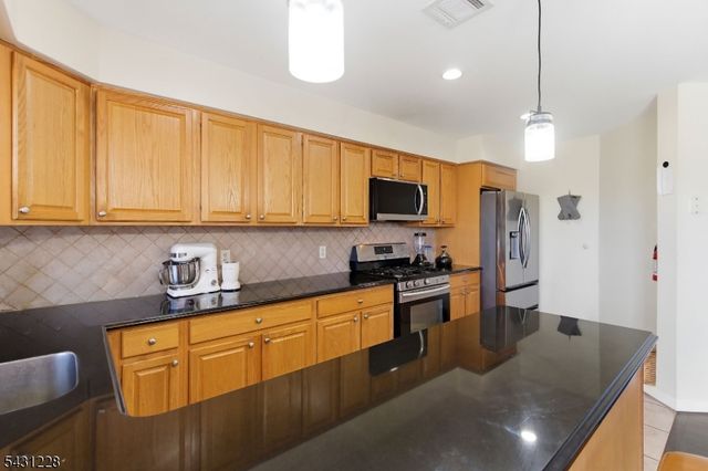 7 Harbor Front Ct. Unit C7 C7, Elizabeth City, NJ 07206