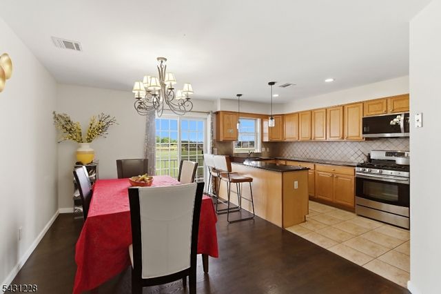 7 Harbor Front Ct. Unit C7 C7, Elizabeth City, NJ 07206
