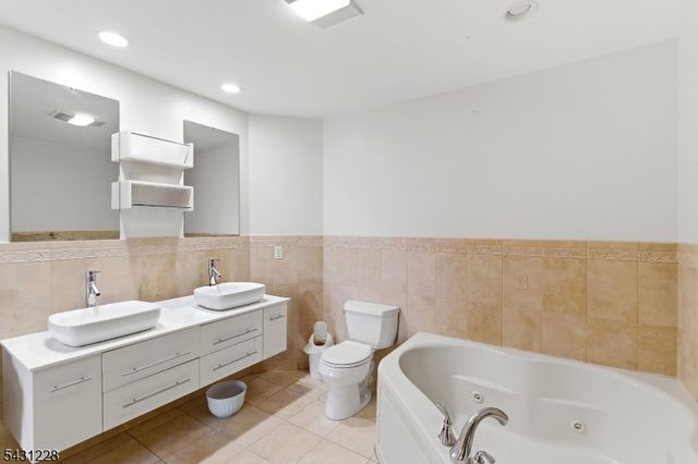 7 Harbor Front Ct. Unit C7 C7, Elizabeth City, NJ 07206