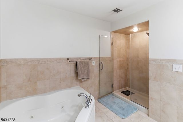 7 Harbor Front Ct. Unit C7 C7, Elizabeth City, NJ 07206