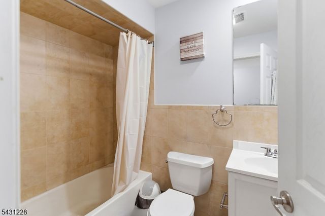 7 Harbor Front Ct. Unit C7 C7, Elizabeth City, NJ 07206
