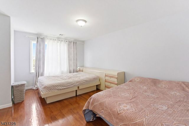 7 Harbor Front Ct. Unit C7 C7, Elizabeth City, NJ 07206