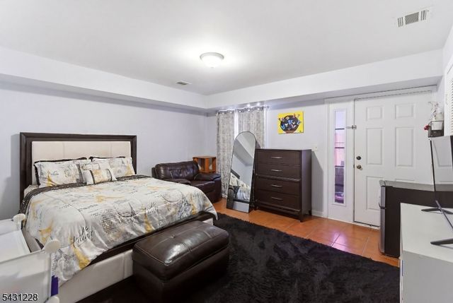 7 Harbor Front Ct. Unit C7 C7, Elizabeth City, NJ 07206