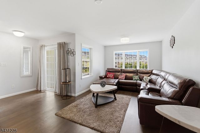 7 Harbor Front Ct. Unit C7 C7, Elizabeth City, NJ 07206