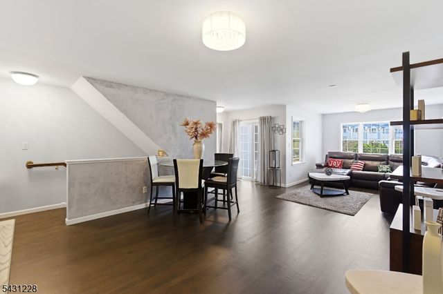 7 Harbor Front Ct. Unit C7 C7, Elizabeth City, NJ 07206