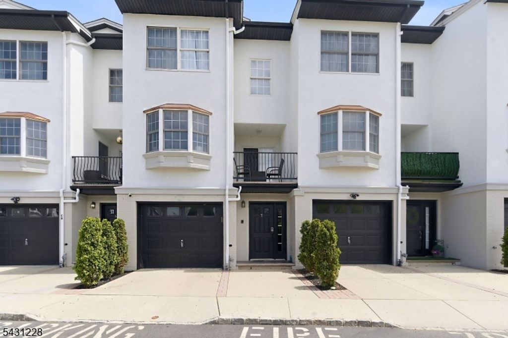 7 Harbor Front Ct. Unit C7 C7, Elizabeth City, NJ 07206
