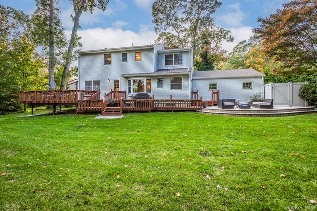 7 Carriage Lane, Setauket, NY 11733