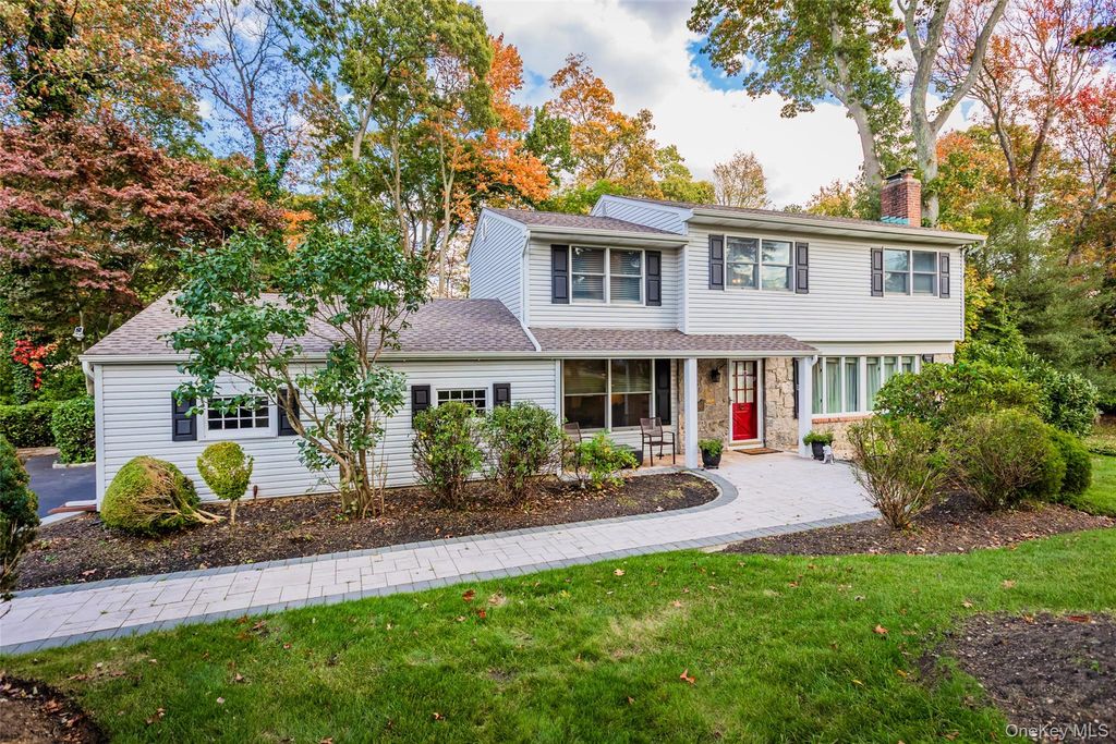 7 Carriage Lane, Setauket, NY 11733