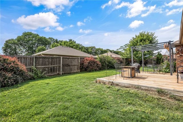 2633 N Shadow Crest Drive, Fayetteville, AR 72704
