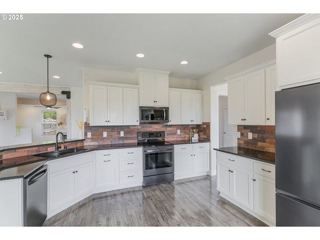 39313 Ne 143RD Pl, Amboy, WA 98601