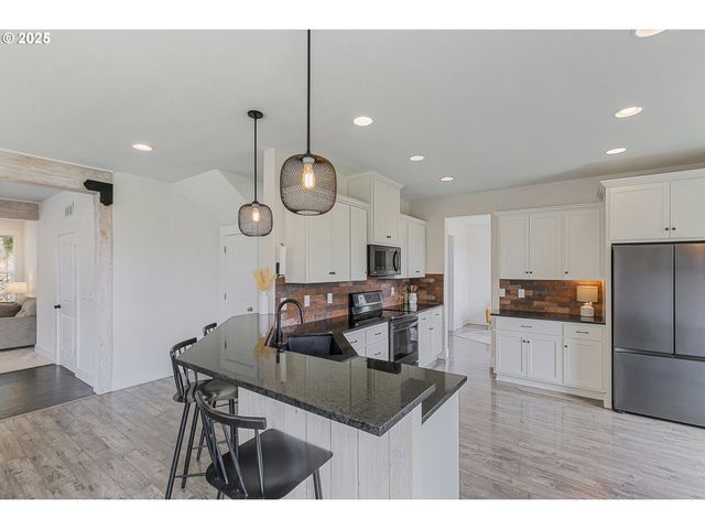 39313 Ne 143RD Pl, Amboy, WA 98601