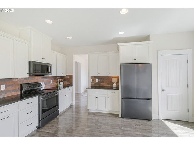 39313 Ne 143RD Pl, Amboy, WA 98601
