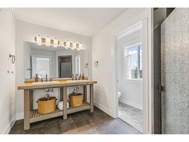 39313 Ne 143RD Pl, Amboy, WA 98601