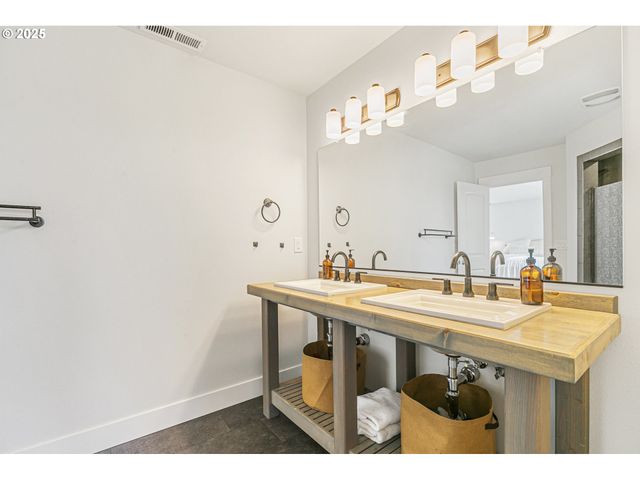 39313 Ne 143RD Pl, Amboy, WA 98601