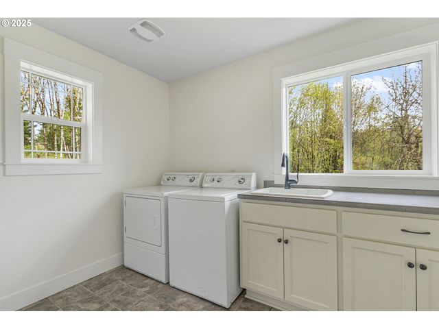 39313 Ne 143RD Pl, Amboy, WA 98601