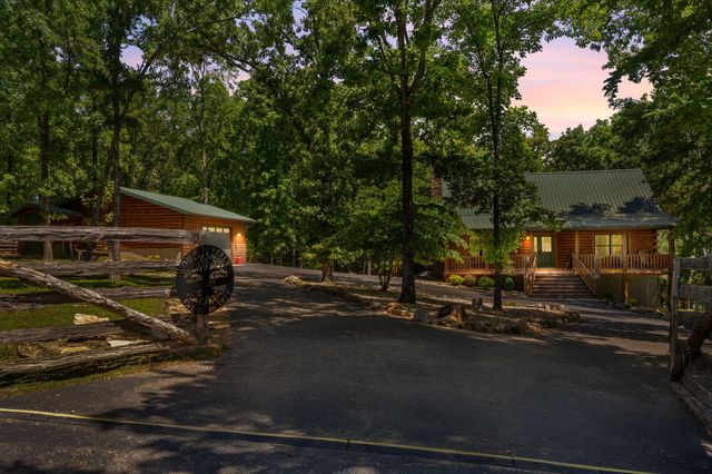947 Breezy Point Lane, Kimberling City, MO 65686