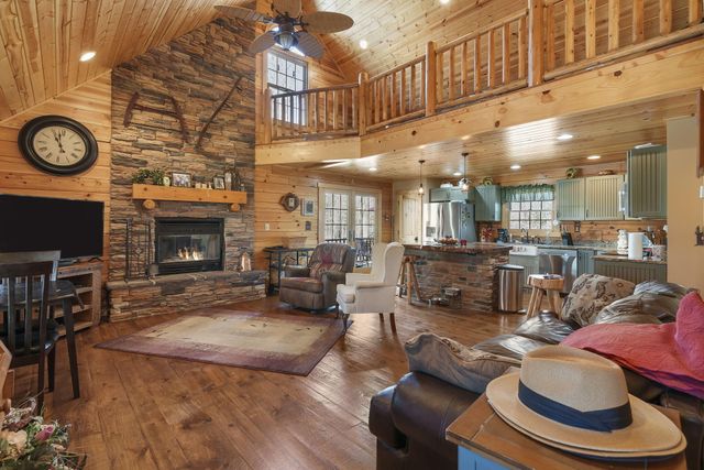 947 Breezy Point Lane, Kimberling City, MO 65686