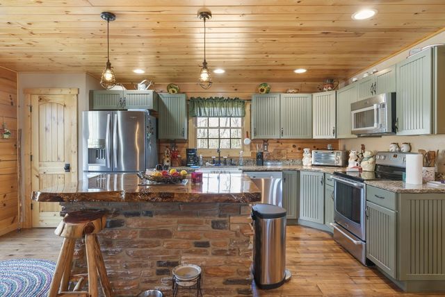 947 Breezy Point Lane, Kimberling City, MO 65686