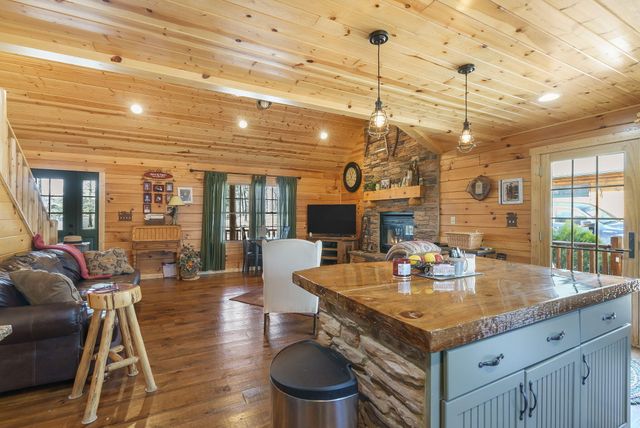 947 Breezy Point Lane, Kimberling City, MO 65686