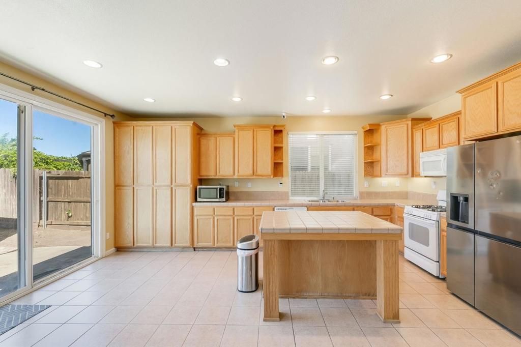 Image 25 of property listing at 2027 Evening St, Stockton, CA 95209