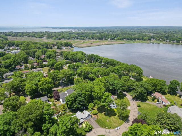 6 Fencove Court, Old Saybrook, CT 06475