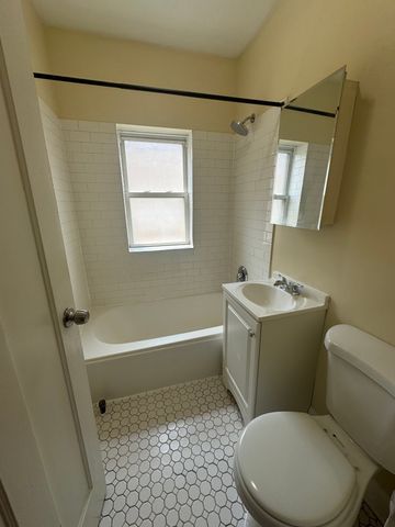 6214 N MOZART Street 2E, Chicago, IL 60659