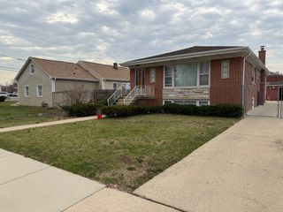 2571 Suffield Street, Des Plaines, IL 60016