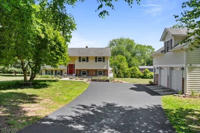 29 Oxford Cir, Montgomery Twp., NJ 08558
