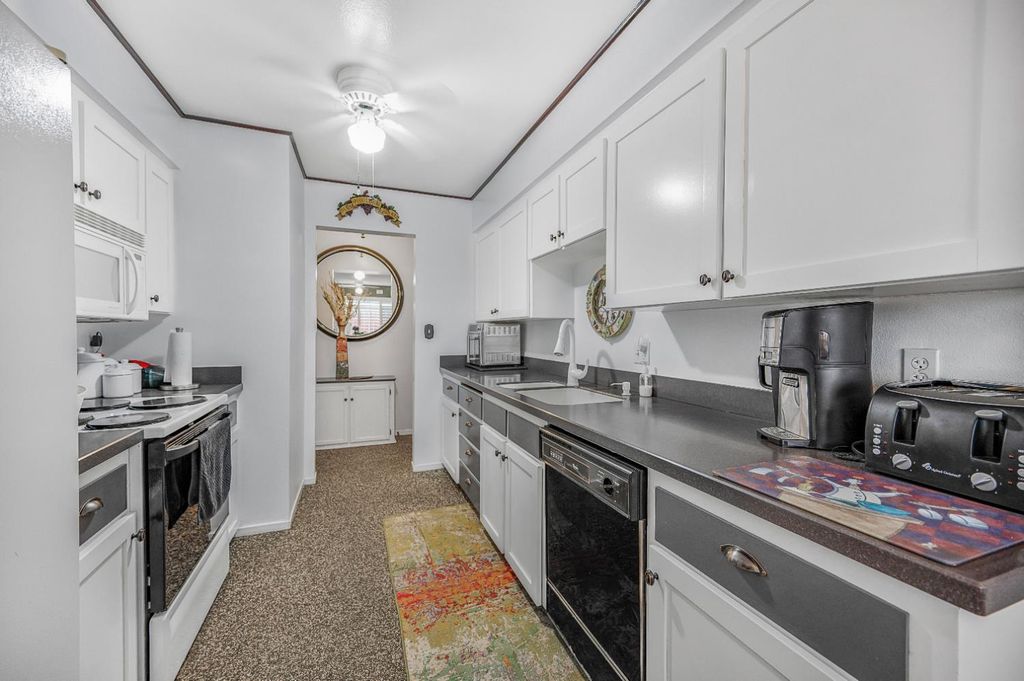 Image 10 of property listing at 2819 W Indianapolis Avenue, Fresno, CA 93705
