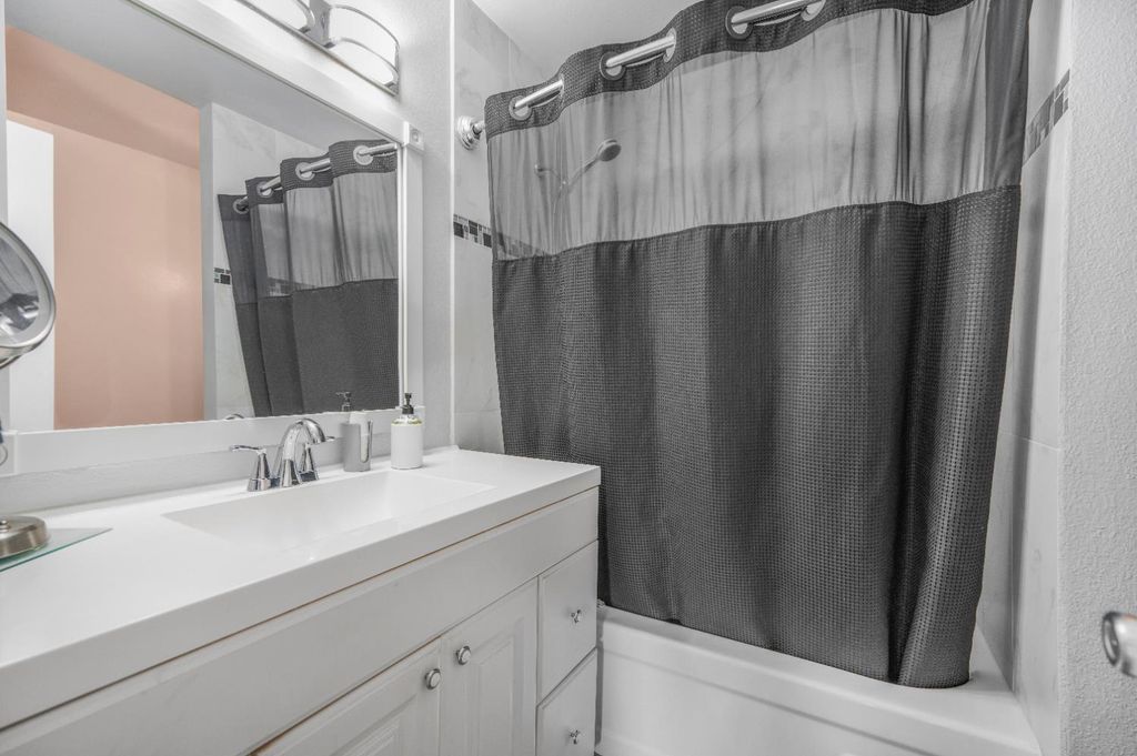 Image 15 of property listing at 2819 W Indianapolis Avenue, Fresno, CA 93705