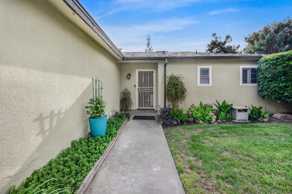 Image 6 of property listing at 2819 W Indianapolis Avenue, Fresno, CA 93705