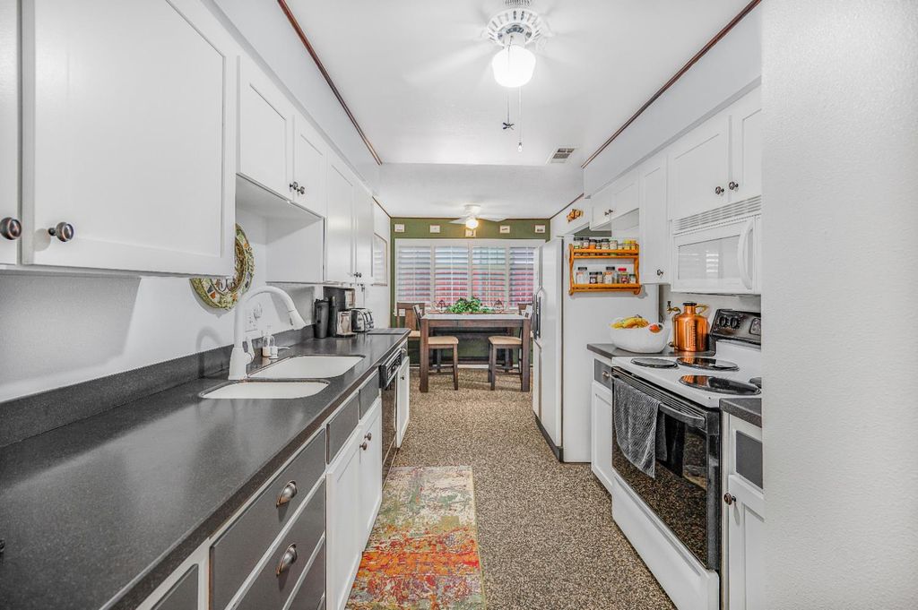 Image 8 of property listing at 2819 W Indianapolis Avenue, Fresno, CA 93705