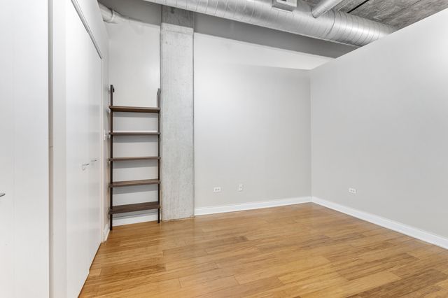 933 W Van Buren Street 909, Chicago, IL 60607