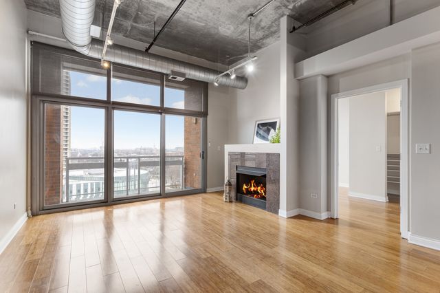 933 W Van Buren Street 909, Chicago, IL 60607