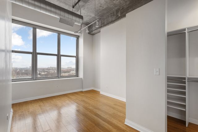 933 W Van Buren Street 909, Chicago, IL 60607