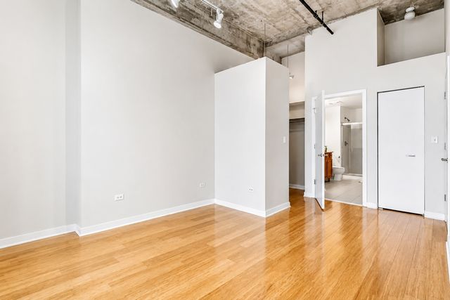933 W Van Buren Street 909, Chicago, IL 60607