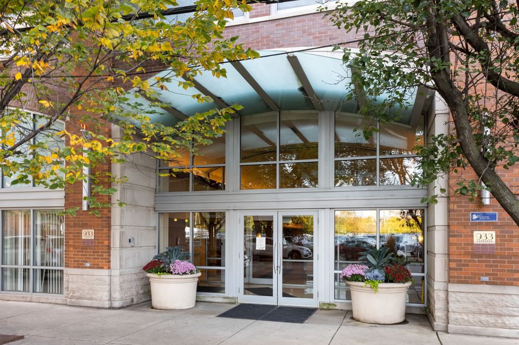 933 W Van Buren Street 909, Chicago, IL 60607