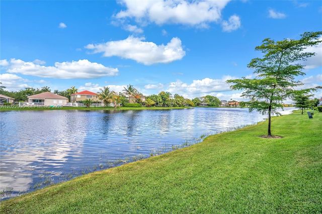 3698 San Simeon Cir, Weston, FL 33331