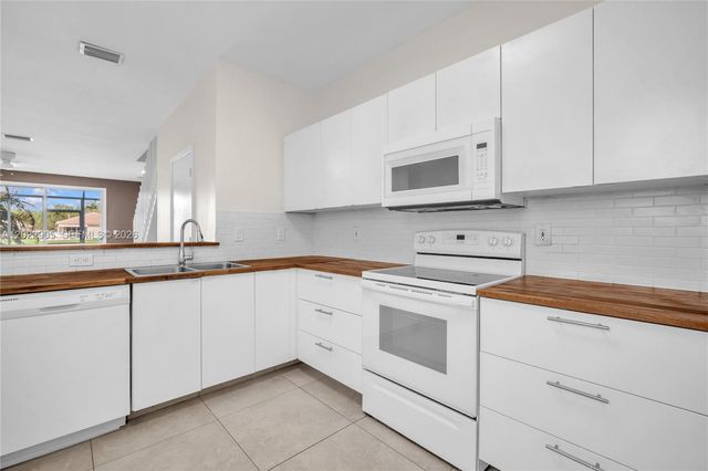 3698 San Simeon Cir, Weston, FL 33331
