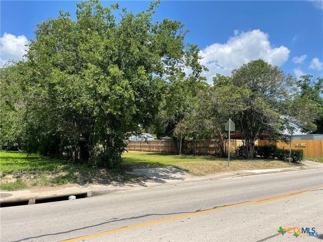 1006 N Guadalupe Street, Seguin, TX 78155