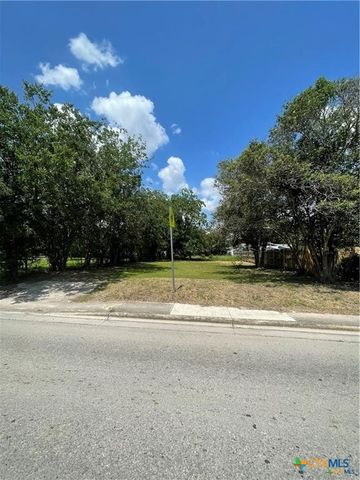 1006 N Guadalupe Street, Seguin, TX 78155