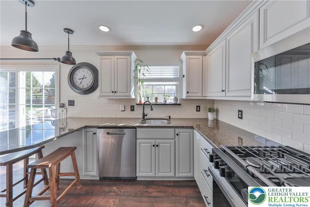 1551 Thornwood View North, Forks Twp, PA 18040