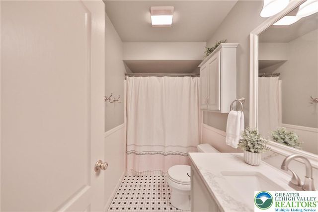 1551 Thornwood View North, Forks Twp, PA 18040