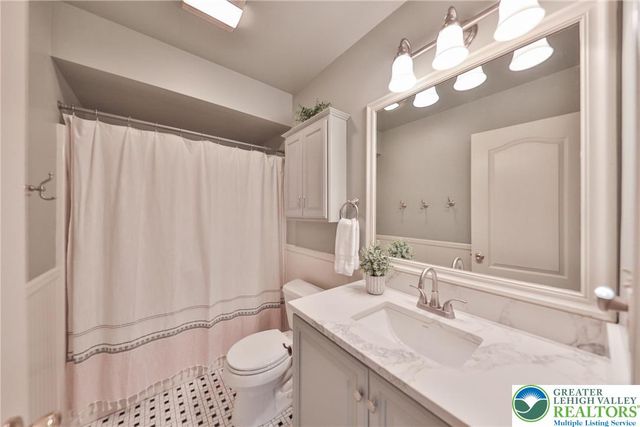 1551 Thornwood View North, Forks Twp, PA 18040