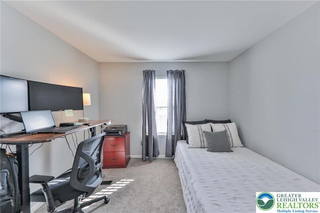 1551 Thornwood View North, Forks Twp, PA 18040