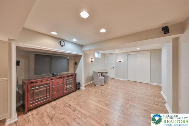 1551 Thornwood View North, Forks Twp, PA 18040