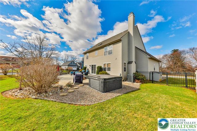 1551 Thornwood View North, Forks Twp, PA 18040