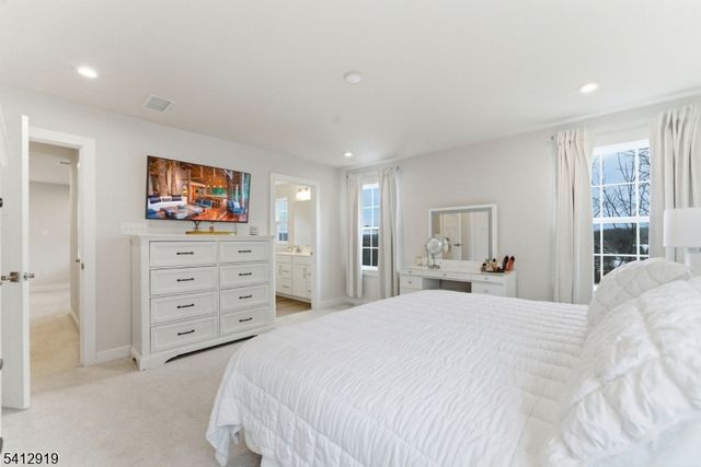 22 Oakwood Blvd, Union Twp., NJ 08827