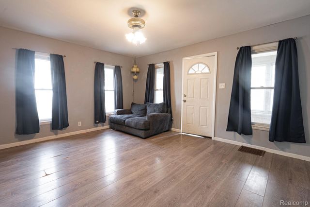 204 Oakland Street, Holly Village, MI 48442
